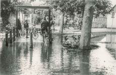 OVI-00000321 Overstroming over de Noord september 1995. Hoogwater in Purmerringvaart, over het park naar voorsloot. ...